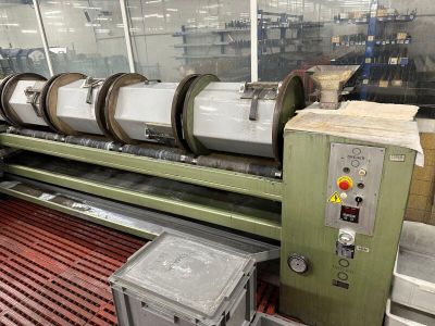 une machine qui fonctionne sur une autre machine dans une usine