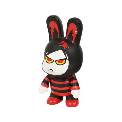 Le lapin noir et rouge porte un t-shirt rayé et des chaussures rouges.