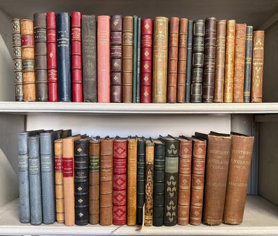de nombreux livres anciens rangés sur une étagère d'une bibliothèque