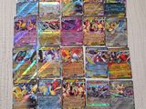 une pile de cartes pokemon posée sur une table