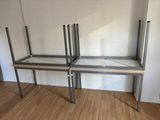 deux bureaux dans un coin de la pièce