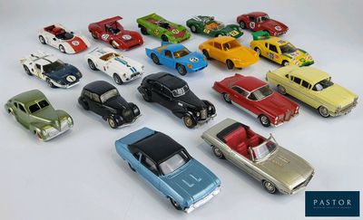 un grand nombre de petites voitures posées sur une table