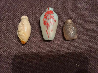 trois petits vases posés l'un à côté de l'autre sur une table
