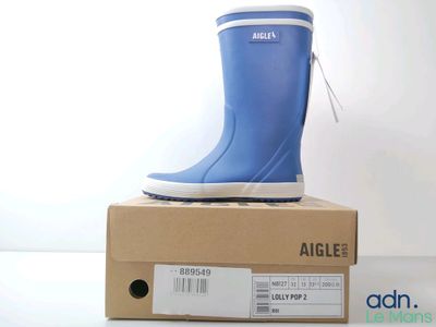 une paire de bottes de pluie bleues posées sur une boîte