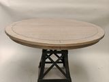 une table ronde en bois avec un piètement en métal et un plateau en bois