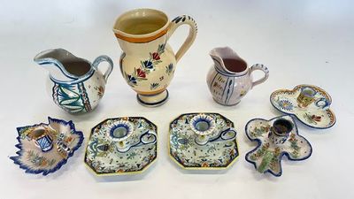 de nombreuses pièces de poterie posées sur une table blanche