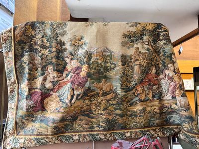 un canapé recouvert d'une tapisserie dans un salon