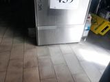 une photo d'une cuisine équipée de nombreux appareils électroménagers