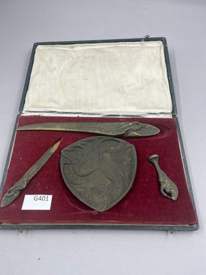 une boîte contenant un couteau, une cuillère et d'autres objets