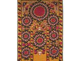 un tapis jaune et noir orné d'un motif floral