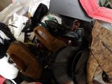 plusieurs paires de chaussures dans un sac posé par terre