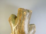 une sculpture en bois représentant un ours assis sur une table