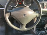 l'intérieur d'une voiture avec un volant, un tableau de bord et des instruments de bord
