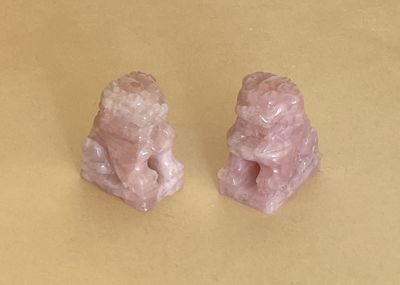 paire de figurines en jade rose sur fond jaune