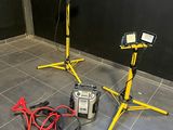 deux lampes posées sur un trépied