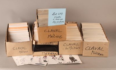 plusieurs boîtes remplies de cartes de toutes sortes, posées sur une table
