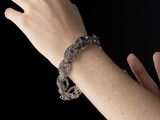 le bras d'une femme, orné d'un bracelet et d'une bague