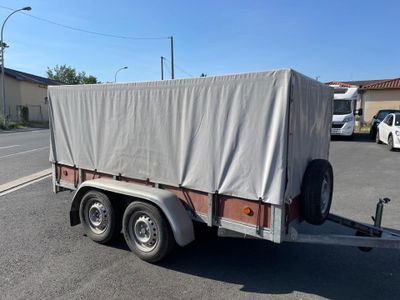 Une remorque WANLIN REMOQUES avec porte échelle bâchée, avec…