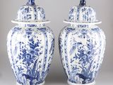 paire de vases bleus et blancs avec couvercles, ornés d'oiseaux et de fleurs