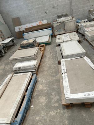 de nombreux types de portes différents dans un entrepôt