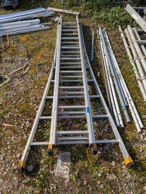 Lot comprenant : - Echelle triple en aluminium CENTAURE Envi… - Photo 1