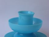 une tasse et une soucoupe bleues posées sur une assiette