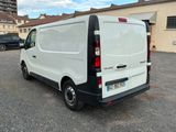 une camionnette blanche garée dans un parking