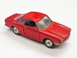 une petite voiture rouge posée sur une surface blanche