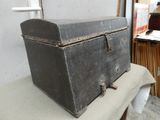 une vieille malle posée sur une table dans une pièce