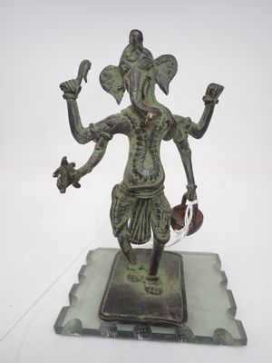 statue en bronze représentant un homme tenant un couteau dans chaque main