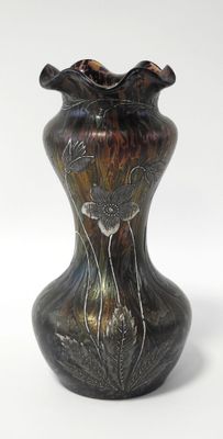 un vase posé sur une surface blanche