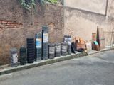 beaucoup de déchets sur le bord de la route