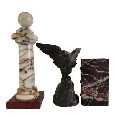 figurines d'anges en marbre accompagnées de serre-livres en marbre sur fond blanc