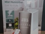 Emballage d'un humidificateur à ultrasons intelligent posé sur une table en bois