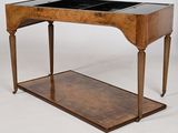 une photo d'une table en bois avec un plateau en verre