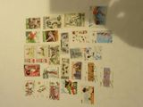 une photo d'un mur recouvert de nombreux timbres