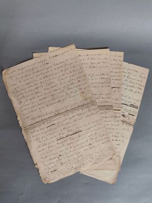 quelques vieux morceaux de papier posés sur une table