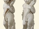 deux statues d'anges tenant une coupe au-dessus de leur tête