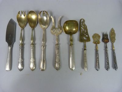 beaucoup de cuillères et de couteaux en argent sur la table
