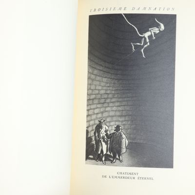 un livre sur lequel figure l'image d'un homme suspendu au plafond