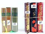 plusieurs livres sont empilés sur une surface blanche