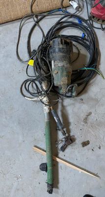une photo montrant un enchevêtrement de fils et d'outils par terre