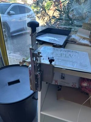 une machine posée sur une table devant une fenêtre