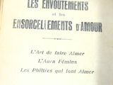 un vieux livre ouvert sur une table
