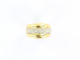 une bague en or jaune avec des diamants sur fond blanc