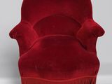 une image représentant une chaise rouge ornée de franges