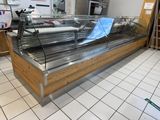 une image d'une vitrine de charcuterie dans un magasin