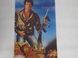 une vieille affiche de cinéma représentant un homme tenant un pistolet devant un décor désertique