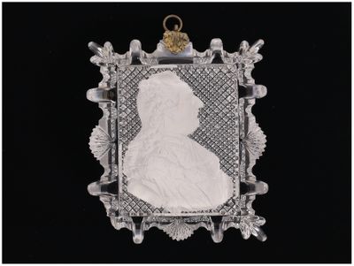 un cadre photo blanc et argenté sur lequel figure la photo d'une femme