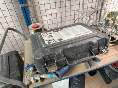 une photo d'une batterie de voiture dans un garage